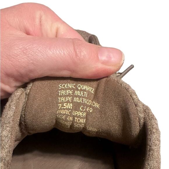 Earth Scenic Quartz Taupe Fuzzy Sneakers size 7.5 - Picture 3 of 4
